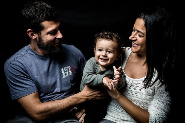 Bento Canuto Monteiro com os pais, Natasha e Bruno Canuto Monteiro, que teve complicaes no parto, foi asfixiado e, para se recuperar, teve de passar por um processo de refrigerao do organismo. Hoje o beb est bem, aparentemente sem sequelas.