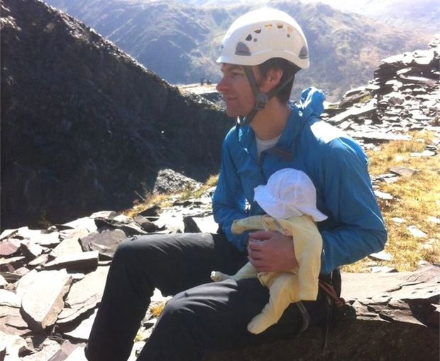 Com um ms, a primeira aventura de Ella: com o pai no Parque Nacional de Snowdonia, no Pas de Gales