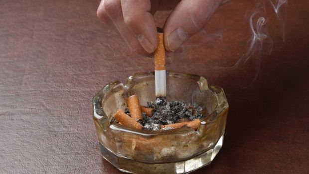 Um em quatro homens e uma em 20 mulheres fumavam diariamente em 2015