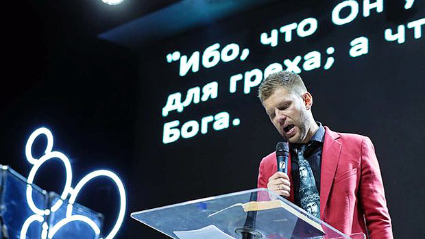O pastor Peresvetov, lder de organizao evanglica que promete ajudar pessoas a 