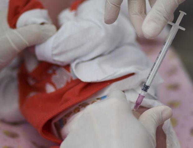 Um bebê infectado com sífilis recebe uma dose de penicilina em um hospital do Rio de Janeiro