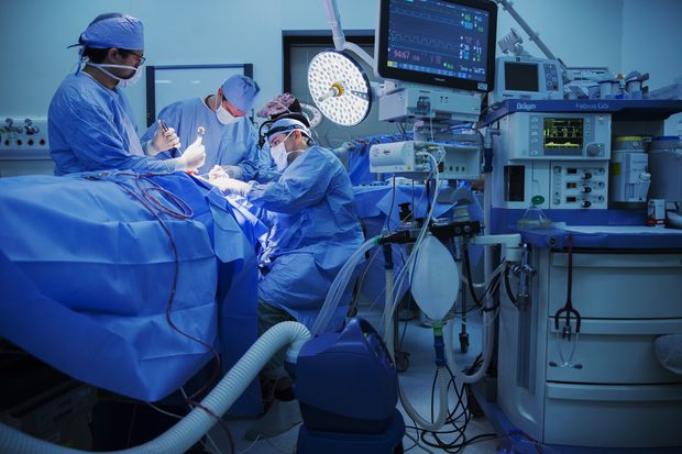Cirurgiões preparam paciente para cirurgia robótica coordenada pelo medico Luiz Paulo Kowalski no centro cirúrgico do A.C.Camargo Cancer Center em São Paulo