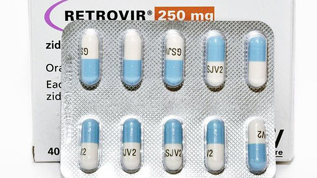 A terapia antirretroviral  uma combinao de trs remdios ou mais para impedir a multiplicao do vrus 