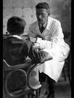 Em 1944, médico austríaco Hans Asperger publica sua tese sobre os "psicopatas autistas", crianças com inteligência elevada e muitas dificuldades sociais. Dados ajudariam a definir a síndrome de Asperger, hoje considerada como parte do espectro do autismo
