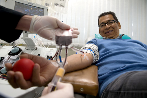 O entusiasta Alfredo Quiroz em sua 244 doao de sangue, no Hospital Srio-Libanes