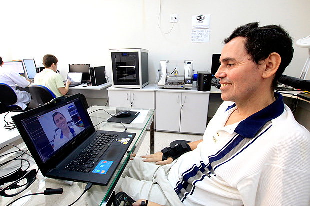 João Lemos, diagnosticado há sete anos com ELA, usa nova tecnologia para escrever: "Eu estou feliz"