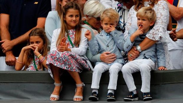 Filhos gmeos de Roger Federer estavam vestidos iguais em Wimbledon