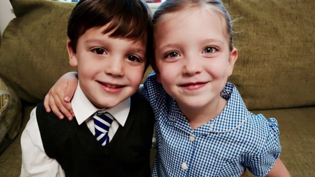 Casal de gêmeos Jasper e Phoebe Tomkins em seu primeiro dia na escola
