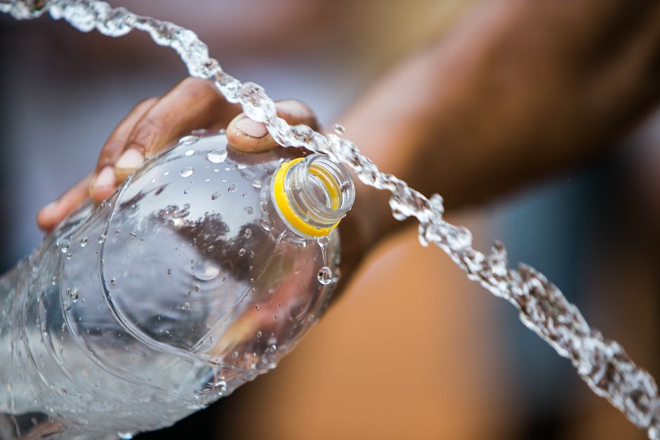 Dois litros de água por dia podem ajudar a enfrentar o tempo seco