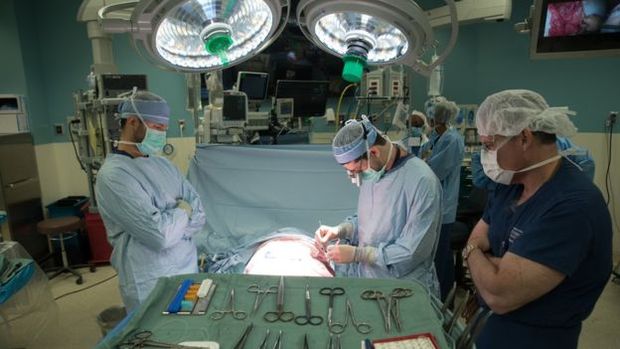 Cirurgiões trabalharam por 14 horas para remover o câncer de pele das costas de Marian