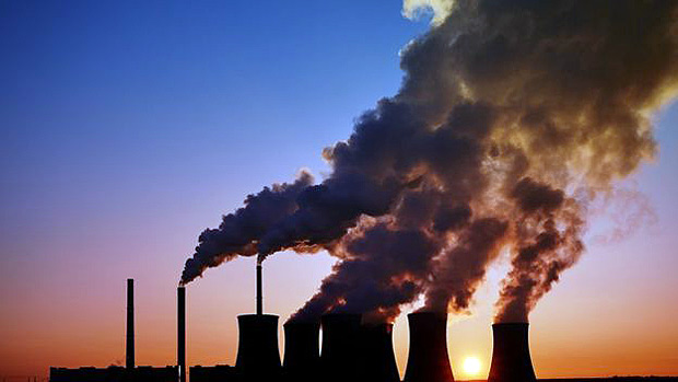 Fumaça emitida por chaminé de fábrica: A poluição externa é um dos fatores de risco