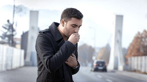 A tosse pode ser um dos sinais de alerta 