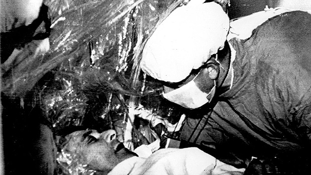 Barnard examinando Louis Wahshkansky, primeiro paciente a receber um novo corao