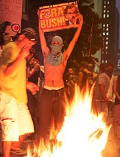Manifestantes queimaram bandeira dos EUA em protesto na Paulista