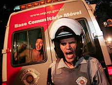 Manifestante  preso durante protesto contra a visita do presidente George W. Bush ao Brasil