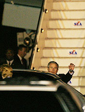 Bush acena para jornalistas ao desembarcar em Guarulhos