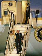 Laura e George W. Bush chegam ao  aeroporto internacional de SP