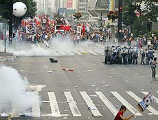 Manifestao na avenida Paulista contra visita de George W. Bush foi reprimida pela polcia