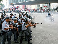 Manifestantes protestam contra Bush na Paulista; protesto acaba em confronto com PM