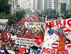 Avenida Paulista  tomada por manifestantes de oposio ao presidente Bush