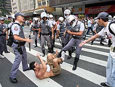 Polcia entra em confronto com manifestantes na avenida Paulista, regio central de SP