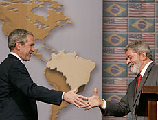 Bush e Lula se cumprimentam antes de iniciarem pronunciamento para a imprensa