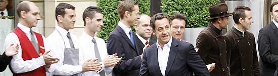 Sarkozy deixa hotel em Paris; presidente eleito planeja pacote de mudanas que quer implementar na Frana
