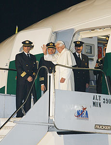 Na despedida da viagem, papa Bento 16 diz que viveu momentos inesquecíveis no país
