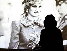 Fotografia mostra mulher visitando exposio sobre princesa Diana em Londres