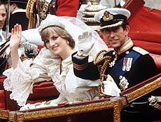 Princesa Diana e o prncipe Charles acenam para o pblico aps casamento em 1981