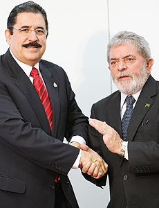 O hondurenho Zelaya ( esq.) cumprimenta o presidente Lula, durante sua visita a Braslia 