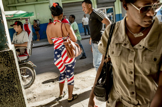 Mulher vestida com a bandeira americana em Havana, capital de Cuba
