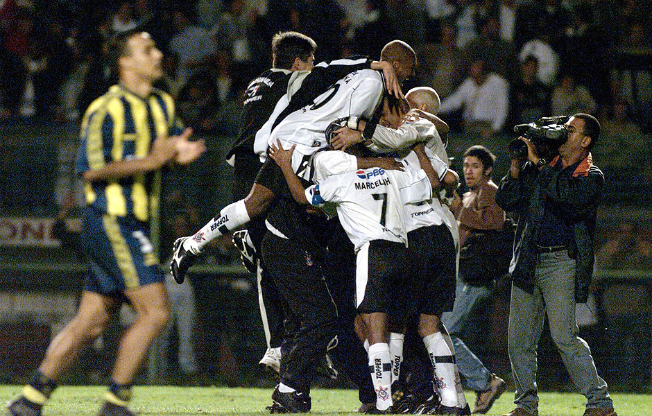 Jogadores do Corinthians comemoram classificao contra o Rosrio Central em 2000 