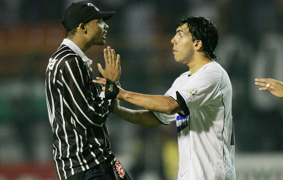 Tevez  abordado por torcedor durante a derrota por 3 a 1 para o River Plate, no Pacaembu, que eliminou o Corinthians da Libertadores