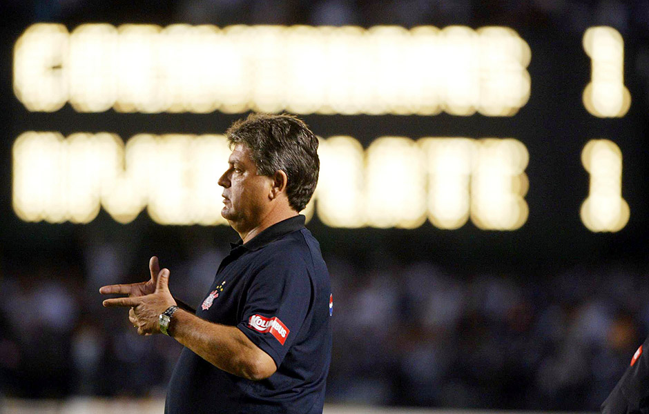 Tcnico Geninho durante o duelo no Morumbi entre Corinthians e River Plate, nas oitavas de final; time argentino venceu por 2 a 1