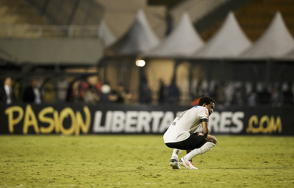 O zagueiro Gil lamenta o empate por 1 a 1 com o Boca Juniors, que eliminou o Corinthians nas oitavas da Libertadores