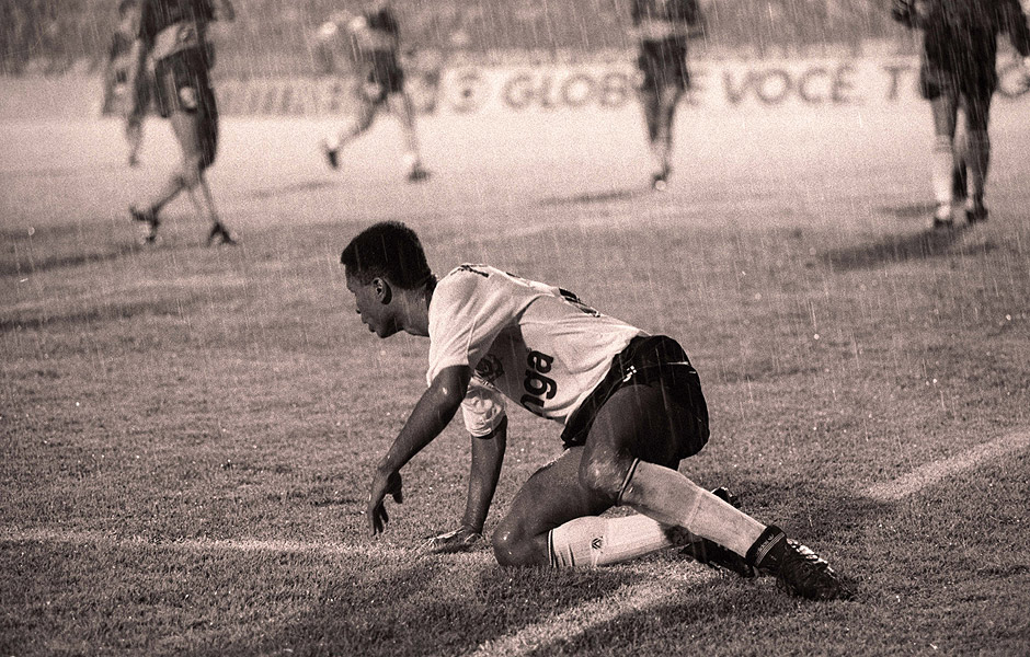 O zagueiro Guinei cado no gramado do Morumbi no duelo entre Corinthians e Boca Juniors pelas oitavas de final