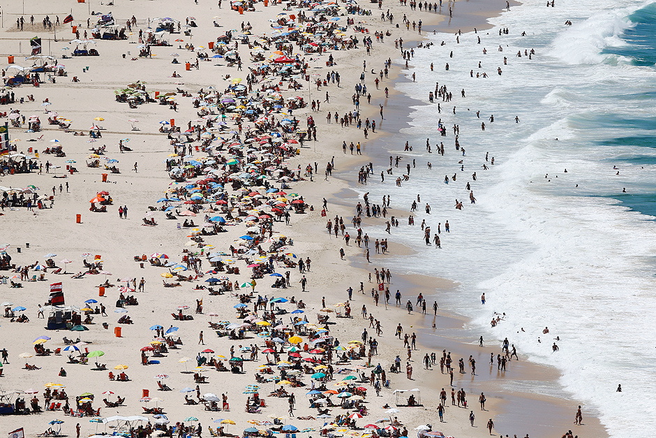 Banhistas na praia de Copacabana, no dia em que a cidade comemorou 450 anos