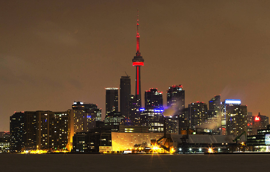 A torre de comunicaes CN, em Toronto,  o principal ponto turstico da cidade e uma das estruturas mais altas do mundo