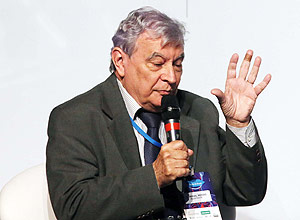 Florisval Meinão, presidente da Associação Paulista de Medicina, durante debate (Jorge Araujo/Folhapress)