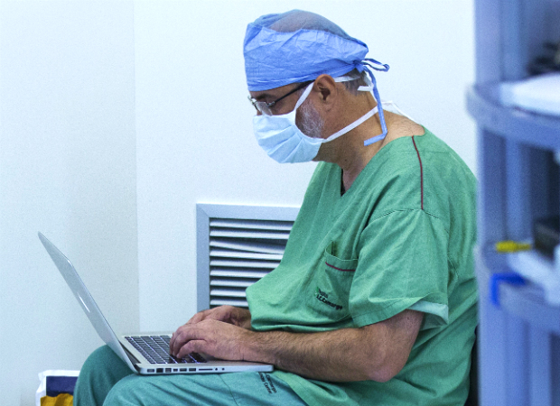 O mdico Luiz Paulo Kowalski aproveita para ler os emails enquanto aguarda os preparativos para uma cirurgia robtica no centro cirrgico do A.C.Camargo Cancer Center