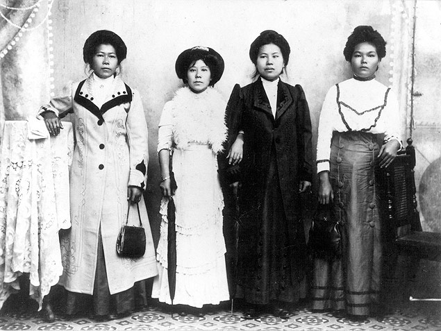 Primeiras imigrantes japonesas, com roupas europeias pagas pelo governo japons, usadas no desembarque 