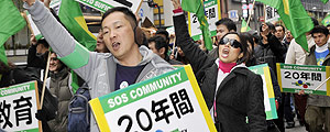  Decasséguis protestam contra demissões em Tóquio (18.jan.2009 - Yoshikazu Tsuno/AFP)