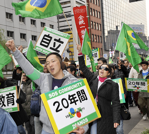 Em Tóquio, grupo de decasséguis faz manifestação contra demissões em empresas japonesas