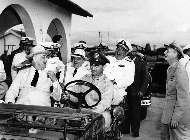 O presidente americano Roosevelt (na frente) e Getlio Vargas (atrs, de gravata) percorrendo as ruas de Natal (RN) at a Base Area de Parnamirim