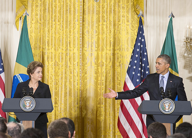 MHR11 WASHINGTON (ESTADOS UNIDOS), 30/06/2015.- El presidente estadounidense, Barack Obama (d), ofrece una rueda de prensa con su homloga brasilea, Dilma Roussef (i), en la Casa Blanca, Washington, Estados Unidos, hoy, martes 30 de junio de 2015. Roussef realiza su primera visita oficial al pas desde que asumiera la presidencia en 2011. EFE/Michael Reynolds ORG XMIT: MHR11
