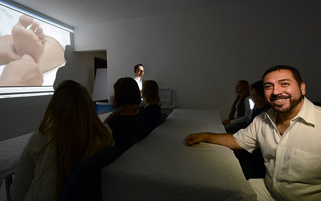 Felipe Urbina, aluno do curso de estética a distância da Unopar, durante aula 
