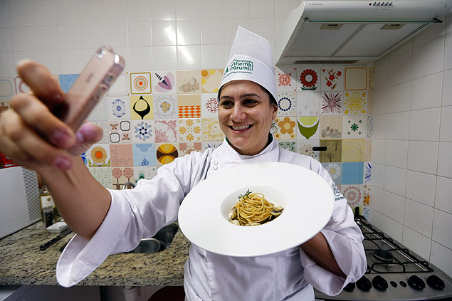 Gabriela Ramos, 40, estudante de gastronomia a distancia fotografa sua 