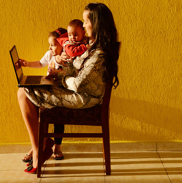 Aline Fontana, 28, com seus dois filhos pequenos, estuda em casa 