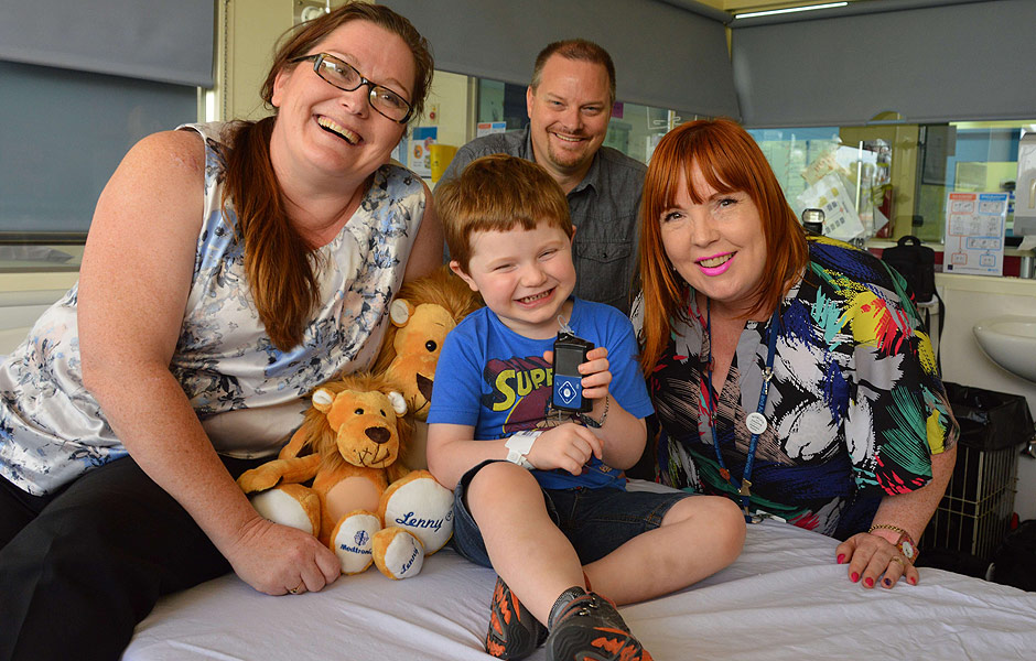 Xavier Hames ao lado de seus pais e de uma enfermeira no hospital para crianças Princess Margaret, em Perth na Austrália